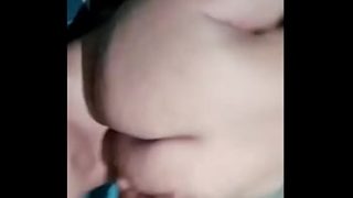 Tante kesepian ngocok malam-malam saat suaminya jauh di sawah