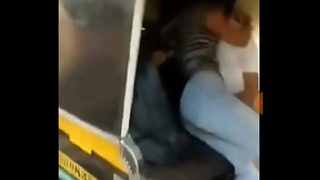 Lebah India yang Bergairah Bercumbu di Atas Becak