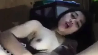 Sange woman masturbates to cause squirting