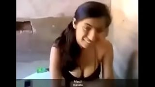 Gadis Desi panas membuka pakaian dengan menggoda