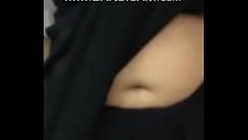 Perut bidadari Desi yang dalam dan menggoda