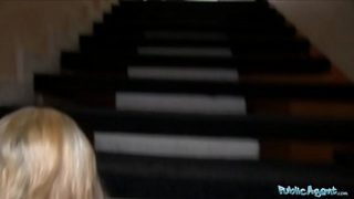 Gadis Pemalu Agen Publik Menunduk untuk Diterjang Kontol Besar