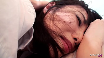 Gadis Jepang Montok dengan Payudara Besar Alami Menggoyang Saat Diambil untuk Pemotretan JAV Tak Sensor Pertama, Dihajar Pria Tua Sampai Keluar di Dalam