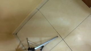 Istri rumah tangga yang kesepian merindukan sentuhan pria lain.