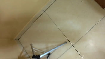 Istri rumah tangga yang kesepian merindukan sentuhan pria lain.