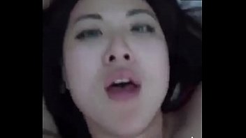 Gadis Indonesia merintih kesenangan hingga mulutnya terbuka lebar