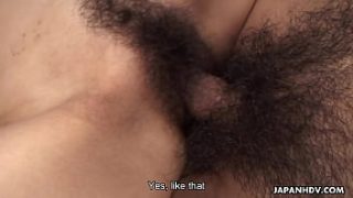 Gadis Asia berambut cokelat digerogoti dari belakang dengan gaya anjing