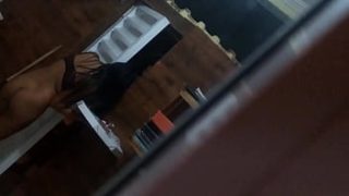 Novinha pelada recebendo o entregador com tesão: siga @annebruna22