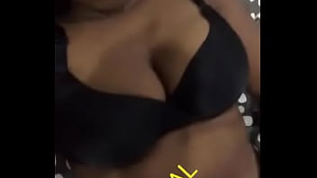 Gadis desi yang menggoda dengan lekuk tubuhnya yang memikat