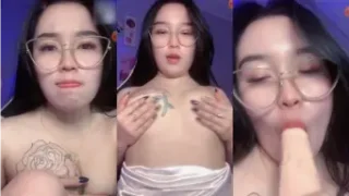 Cewek Berkacamata yang Ganas Pengen Ngentot Kontolmu
