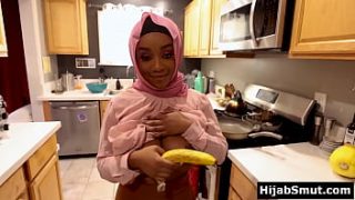 Gadis muslimah berkulit gelap belajar teknik oral yang memuaskan