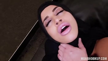 Victoria June dengan bibir sensualnya siap memuaskan hasratmu! Nikmati adegan panas di mana ia memberikan blowjob POV yang menggoda dan bercinta dengan penuh gairah.