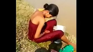 Desi Bhabhi Mandi Telanjang di Tempat Terbuka