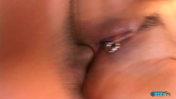 Gadis Asia pirang montok mengulum penis putih tebalnya dalam-dalam sebelum pantatnya ditusuki tanpa ampun