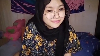 Gadis Berhijab Berkacamata yang Asyik Menggoda Dirinya Sendiri