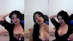 Gadis Cantik Pamer Tubuh Seksi yang Menggoda