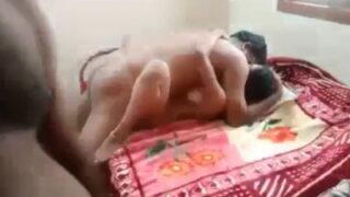 Istri Desi menikmati suami dan kekasih dalam trio panas India