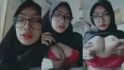Nadira Menggoda dengan Hijab Hitam dan BH Merah yang Menggairahkan