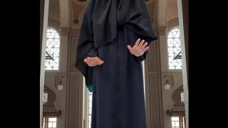Mencoba Abaya dan Hijab dengan Gaya yang Menggoda