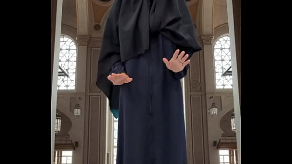 Mencoba Abaya dan Hijab dengan Gaya yang Menggoda