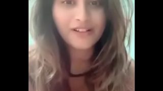 Desi Indian yang menggoda dengan payudara montok dan pantat menggairahkan