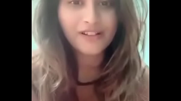 Desi Indian yang menggoda dengan payudara montok dan pantat menggairahkan