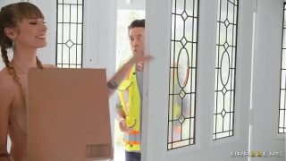 Pengantar Paket yang Menggoda / Video Lengkap Brazzers di https://zzfull.com/delivery