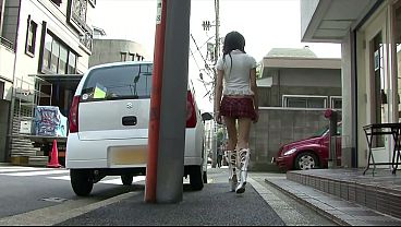 Tiga Badan Bergoyang: Aksi Panas dengan Gadis Jepang Bertubuh Langsing