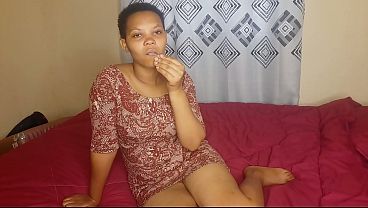 Ibu menggoda diri di kamar tidurnya, memainkan liang basah yang gelap dan menggairahkan