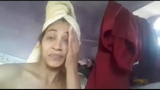 Gadis Desi memamerkan tubuh seksi dan menggoda