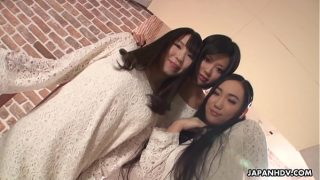 Tiga gadis Asia panas bergoyang liar saat kemaluan mereka dijilati