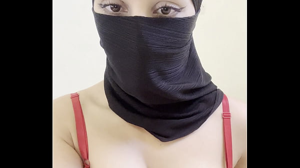 Gadis Berhijab Arab dengan Niqab Memamerkan Payudara Besar dan Tetek Bulat Sempurna