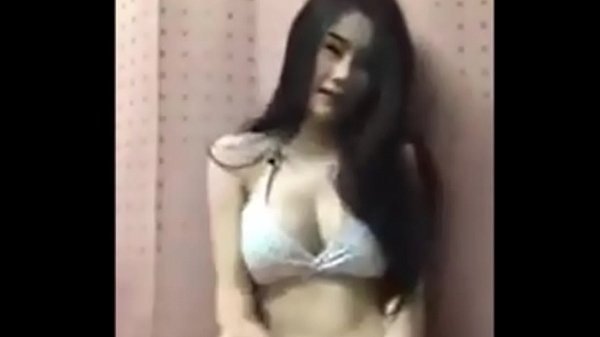 Gadis Asia Menggoda dengan Gerakan Hot di Live Streaming Facebook