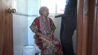 Istri Turki muslim genit yang doyan ditipu, bercinta di toilet umum dengan tentara Amerika