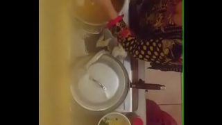 Tetesan Madu di Belahan Dada Tante Desi yang Menggoda