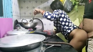 गांव से आई बेफिक्र नौकरानी को मालिक ने चोदकर उसकी मासूमियत का मजा लिया