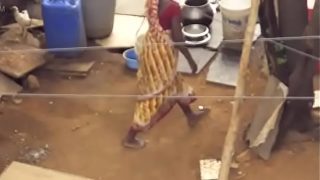Desi Berdiri Kencing dan Mengencingi