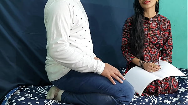 Guru India menggila dari belakang dengan suara serak menggoda