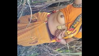 Bidadari Desa India Mengencingi Alam Terbuka dengan Gaya Erotis