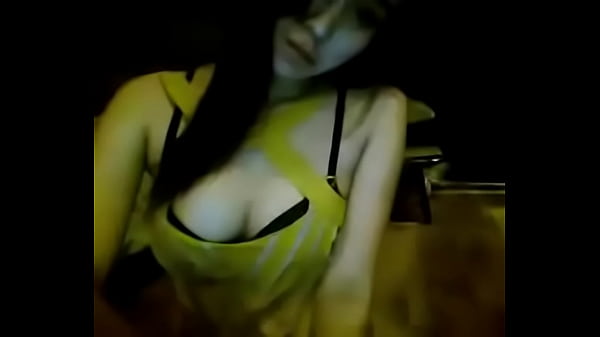 Gadis Indonesia Menggairahkan di Depan Kamera