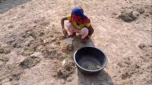 Istriku yang seksi tadi bekerja di ladang dan ingin kuserempuki. Dia bilang, “Tunggu di rumah, jangan di luar.”