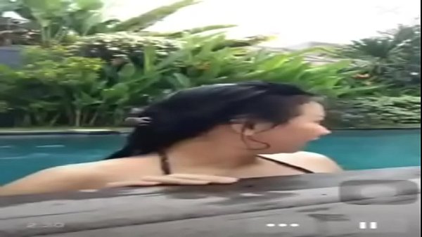Bercinta di kolam renang saat siaran langsung
