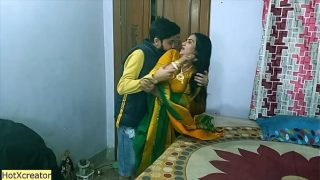 Perempuan Tua India yang Bergairah Melawan Gadis Muda yang Menggoda! Adegan Panas dengan Bisikan Bahasa Hindi