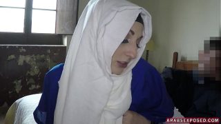 Gadis Arab cantik mengocok kontolnya demi uang