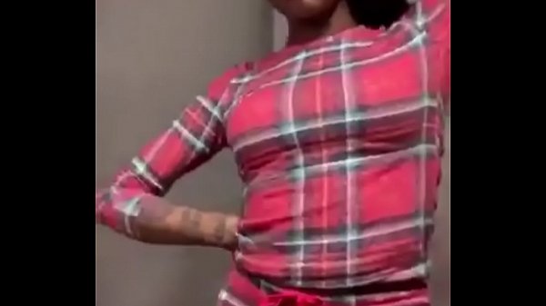 Asian Doll menggoyangkan pantatnya yang montok di Instagram Live sambil menyanyikan lagu barunya dengan gerakan mulut yang menggoda