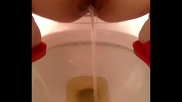 Istri Tionghoa mengalirkan pancaran emas dari saluran intimnya.