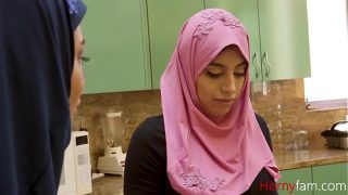 Putri Tiri Berkerudung Menggoyang Batang Panjang Ayah Tirinya – Ella Knox
