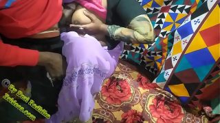 Desi Bhabhi Digoda di Ranjang oleh Kekasihnya dengan Audio Hindi yang Jelas