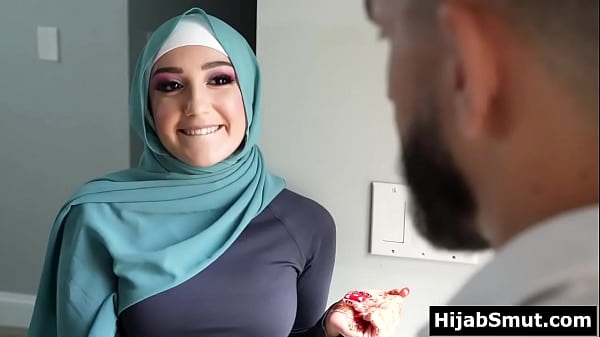 Gadis muslimah polos digoda dan diatur oleh pelatih sepak bolanya yang penuh nafsu