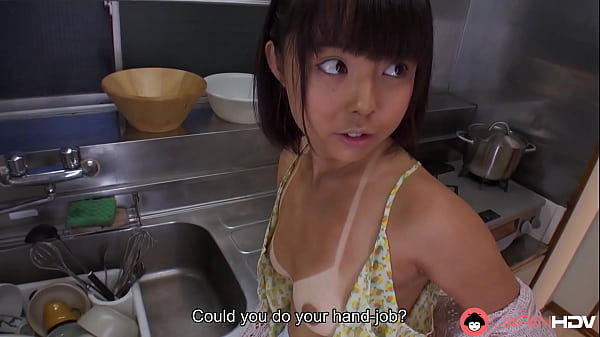 Tomoyo Isumi, ibu rumah tangga Jepang yang berkulit sawo matang, memberikan kenikmatan oral tanpa sensor.
